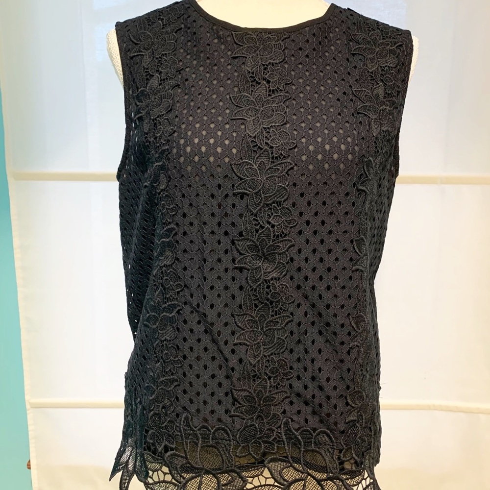 ANN TATLOR SLEEVELESS LACE BLOUSE